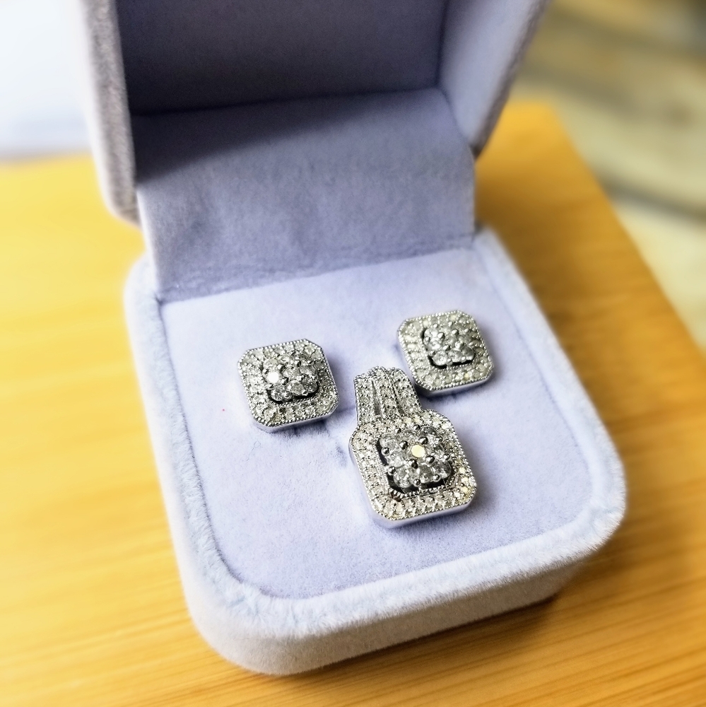 Stunning Stud Earring and Pendant Set
